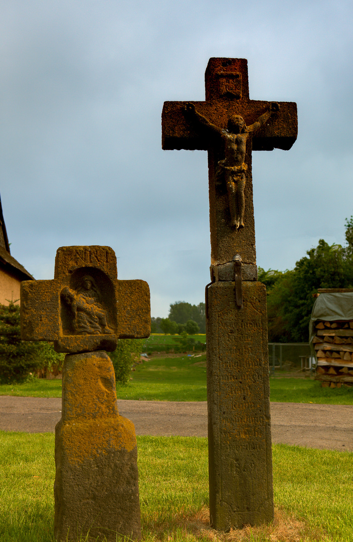 Kreuze im Maifeld