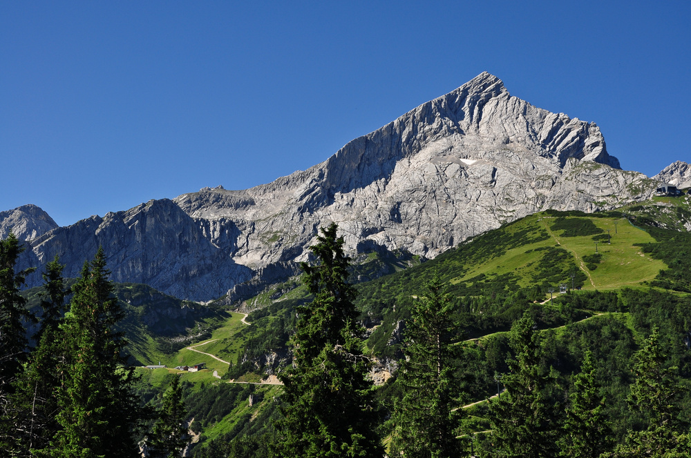 Kreuzeckalm mit Blick zur  Alpspitze