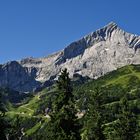 Kreuzeckalm mit Blick zur  Alpspitze