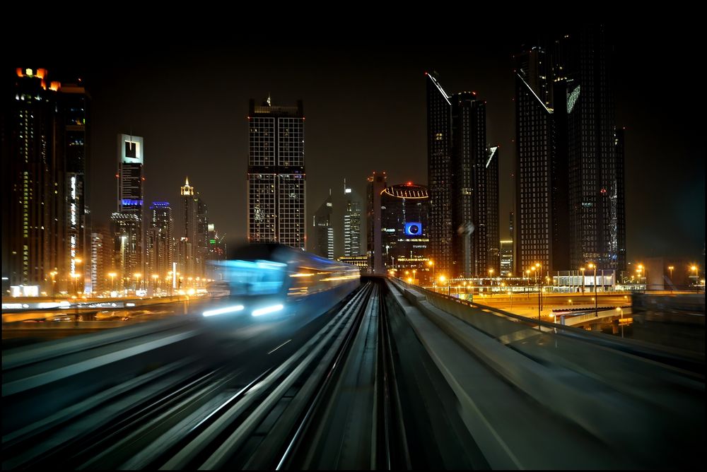 Kreuzen der Dubai Metro