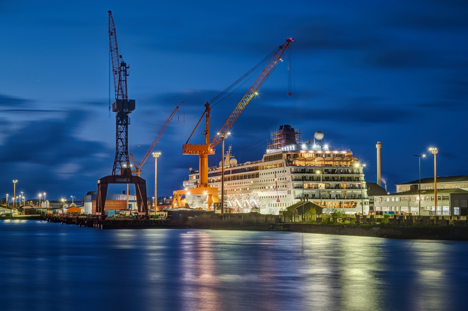 Kreuzfahrer im Kaiserdock der Lloyd-Werft