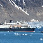 Kreuzfahrer im Magdalenenfjorden