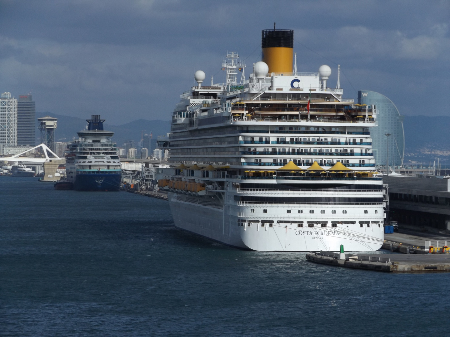 Kreuzfahrer in Hafen von Barcelona