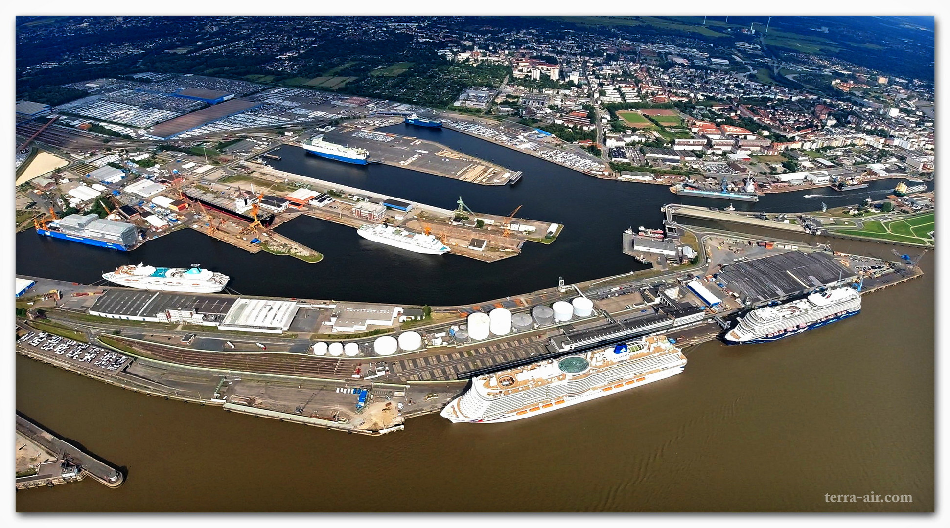 Kreuzfahrer mit langer Pause (Luftbild Bremerhaven)