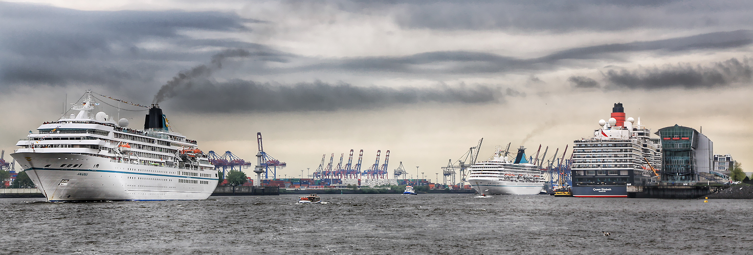 ..Kreuzfahrer satt...im Hamburger Hafen__