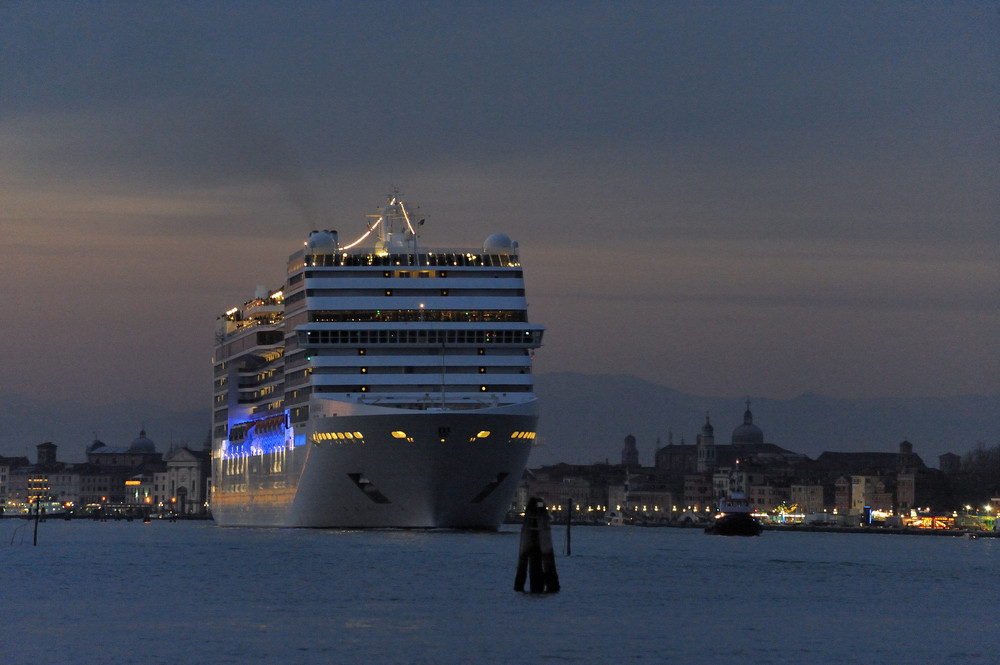 Kreuzfahrer verlässt Venedig