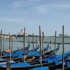 Kreuzfahrschiff und Gondeln in Venedig