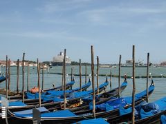 Kreuzfahrschiff und Gondeln in Venedig