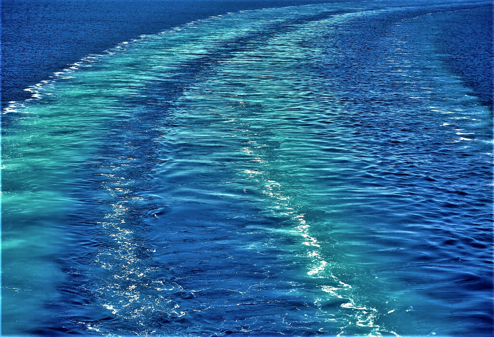 Kreuzfahrt - Die Spur des Schiffes in der kroatischen Adria