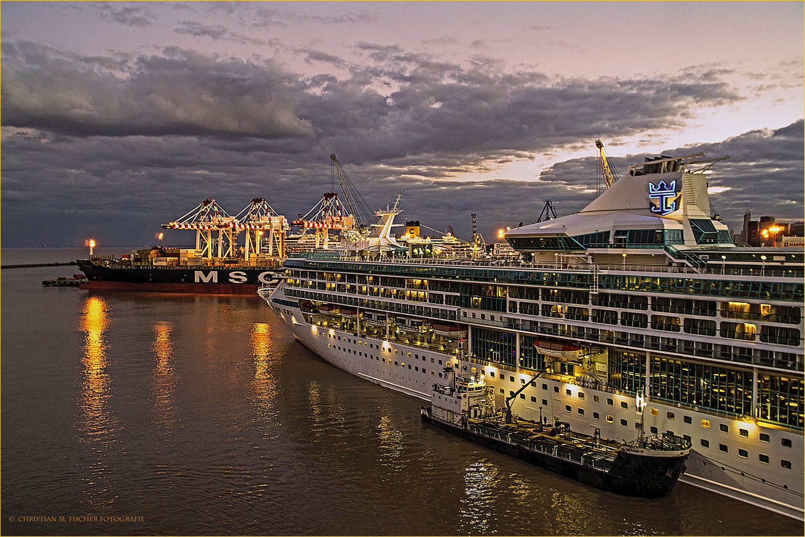 Kreuzfahrt-Riese im Hafen von Buenos Aires