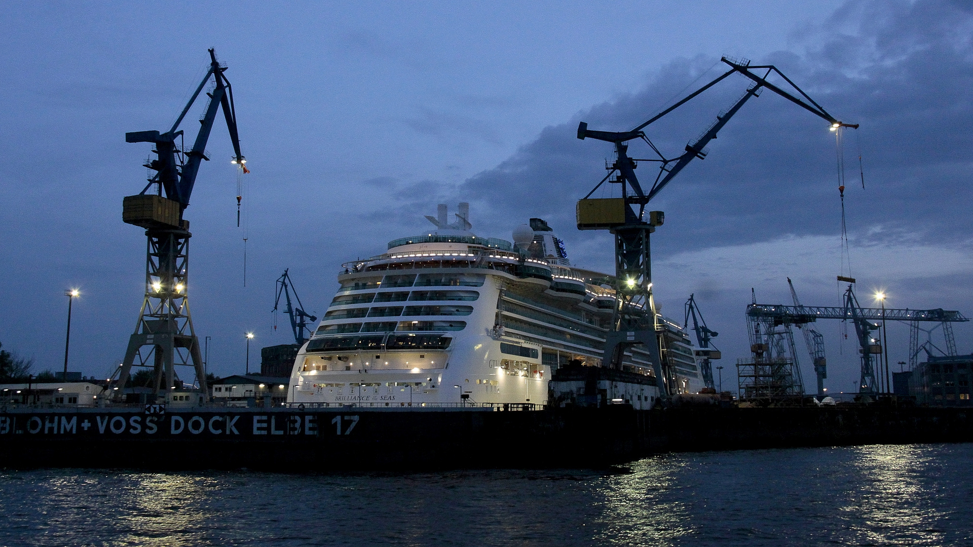 Kreuzfahrt-Schiff im Dock