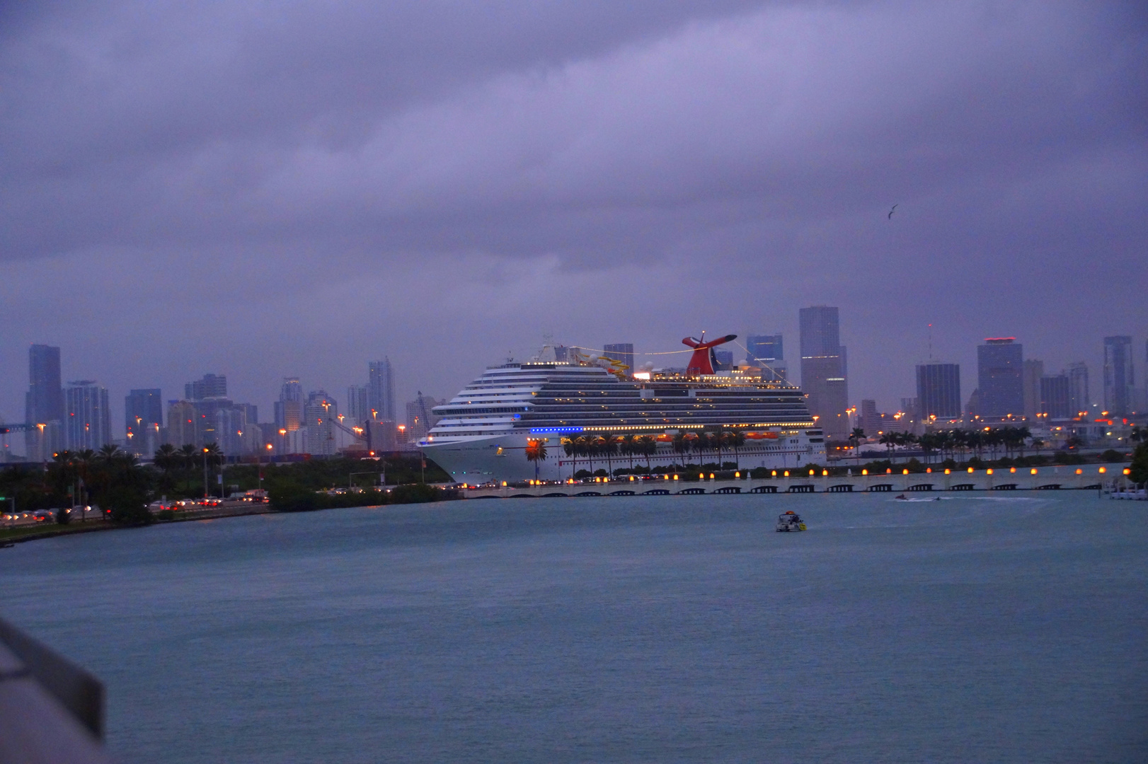 Kreuzfahrt-Terminal mit Skyline