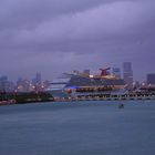 Kreuzfahrt-Terminal mit Skyline