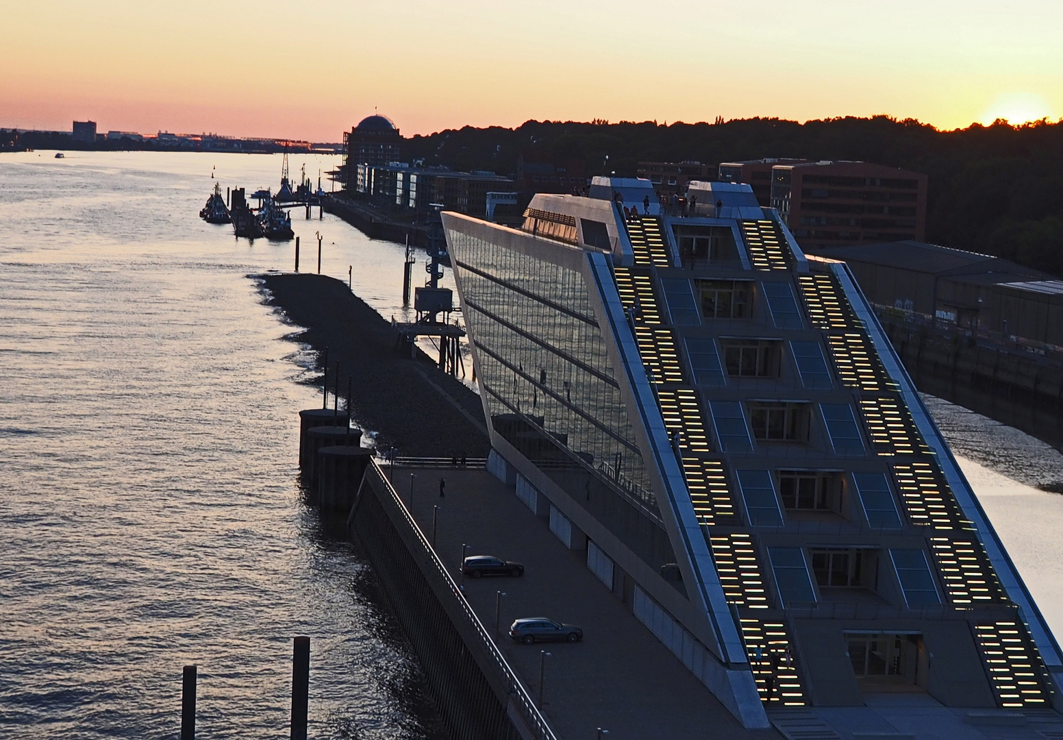 Kreuzfahrt Terrminal im Abendlicht