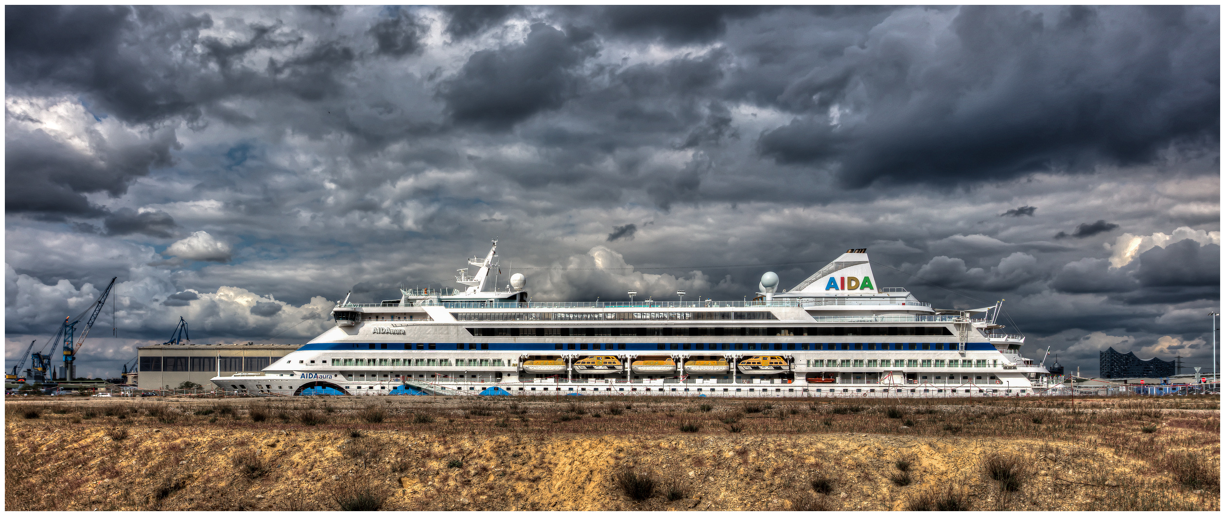 Kreuzfahrt unter dunklen Wolken