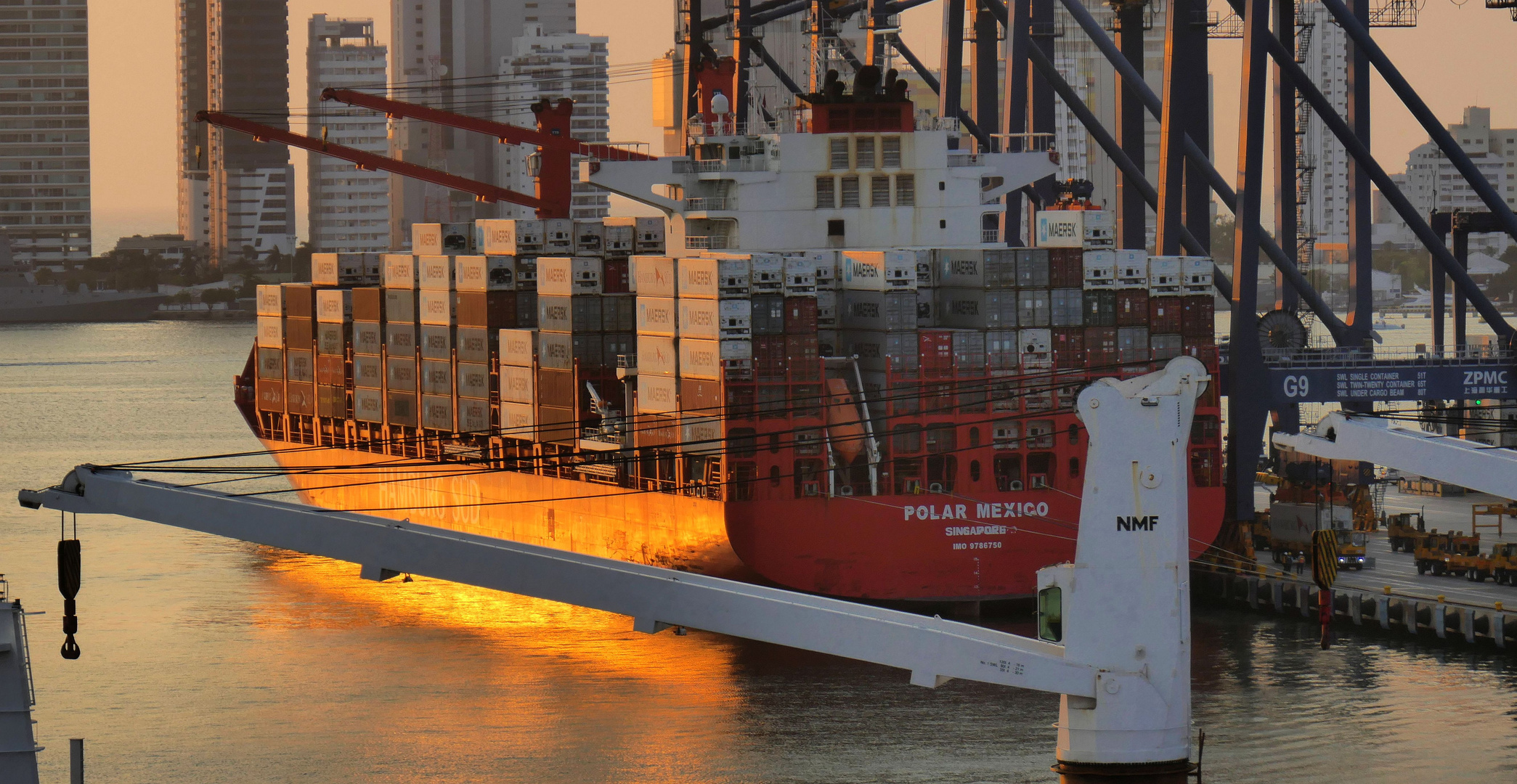 Kreuzfahrt_Kolumbien-Cartagena-Containerschiff im Sonnenuntergang