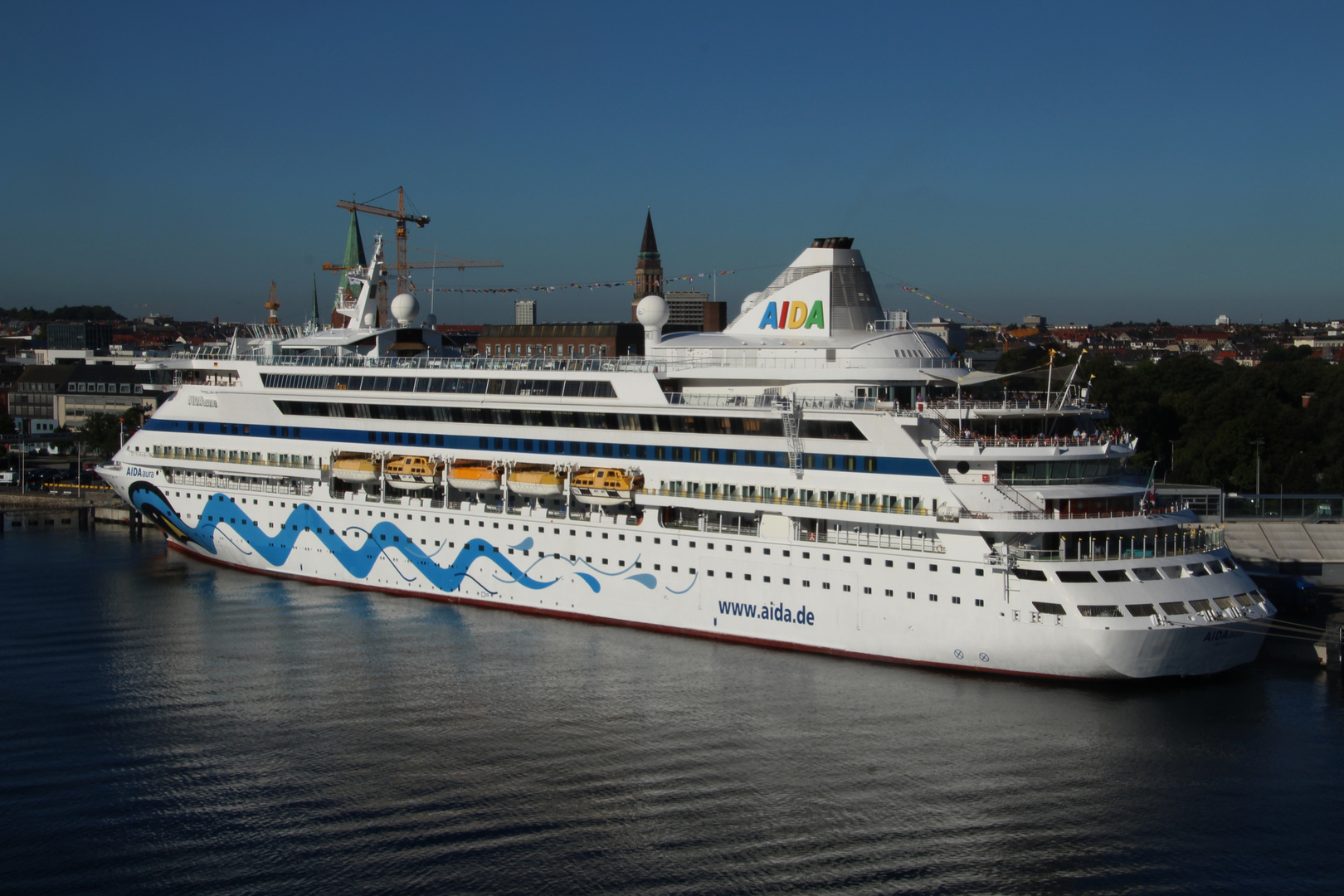 Kreuzfahrtschiff AIDA aura im Kieler Hafen