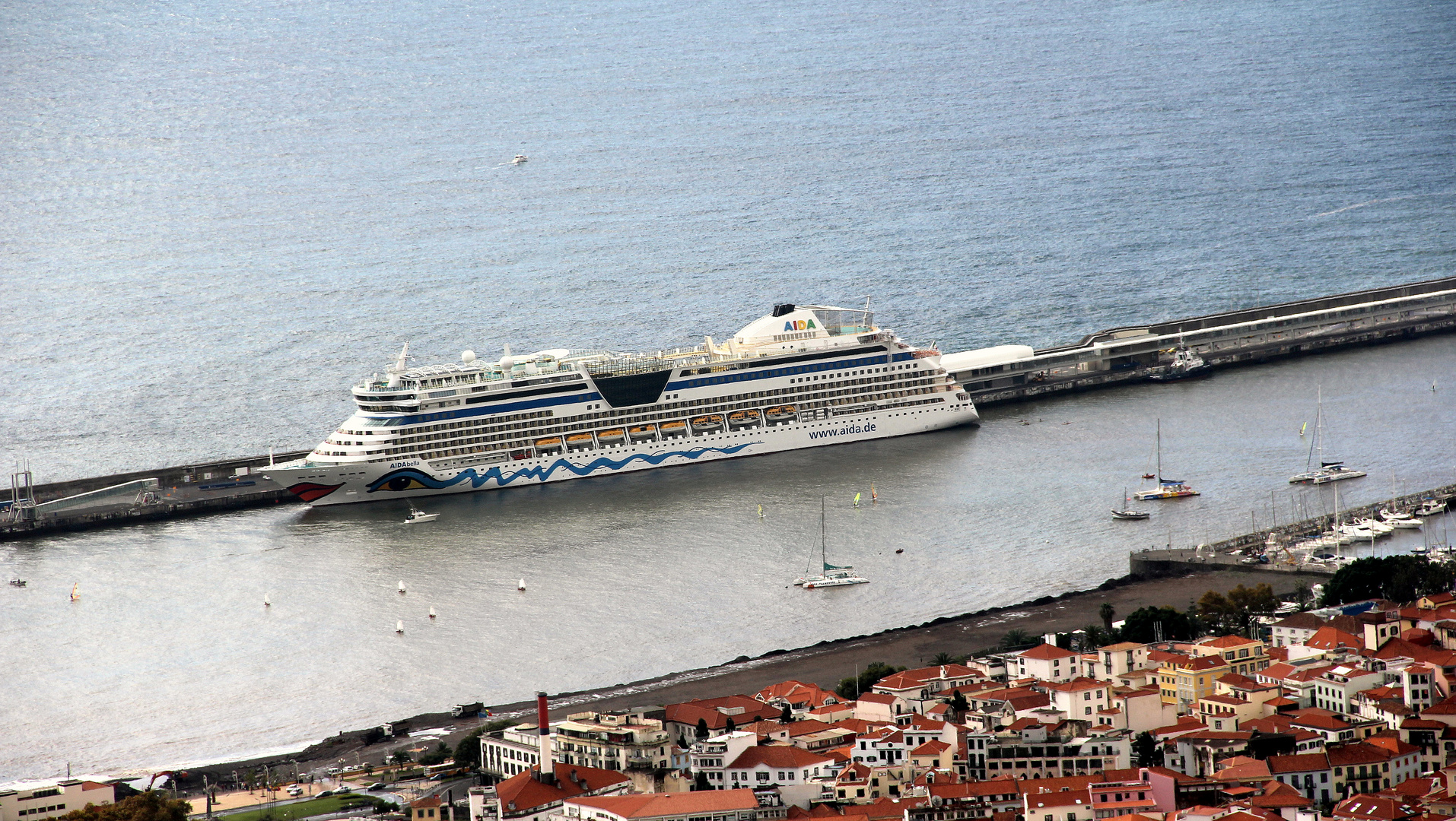 Kreuzfahrtschiff AIDAbella im Hafen von Funchal auf der Insel Madeira