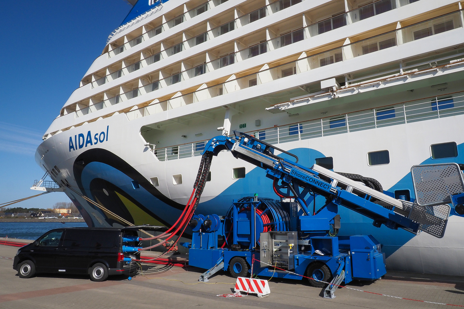 Kreuzfahrtschiff AIDAsol landseitig an der Steckdose