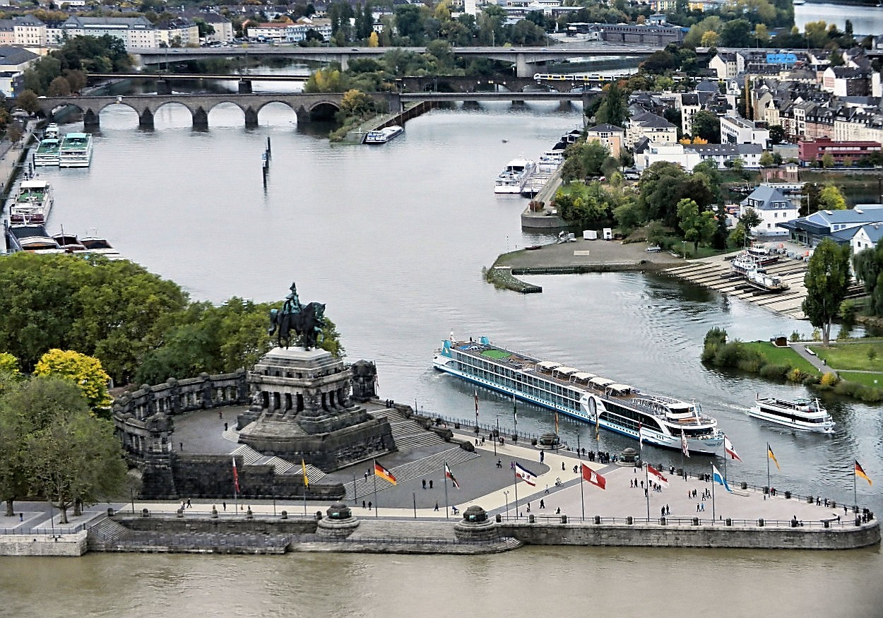 Kreuzfahrtschiff am Deutschen Eck