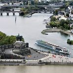 Kreuzfahrtschiff am Deutschen Eck