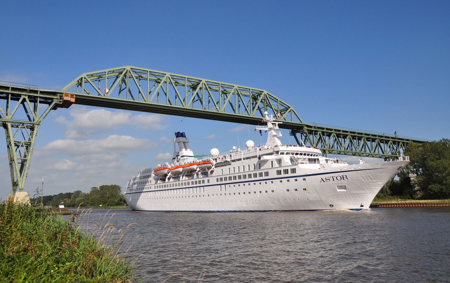 Kreuzfahrtschiff "Astor" auf dem NOK bei Hochdonn