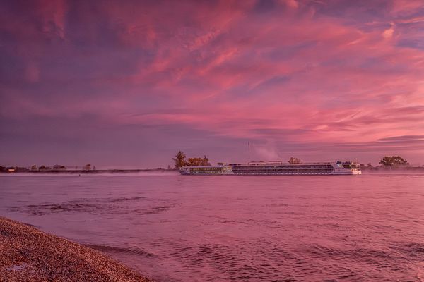 Kreuzfahrtschiff auf dem Rhein