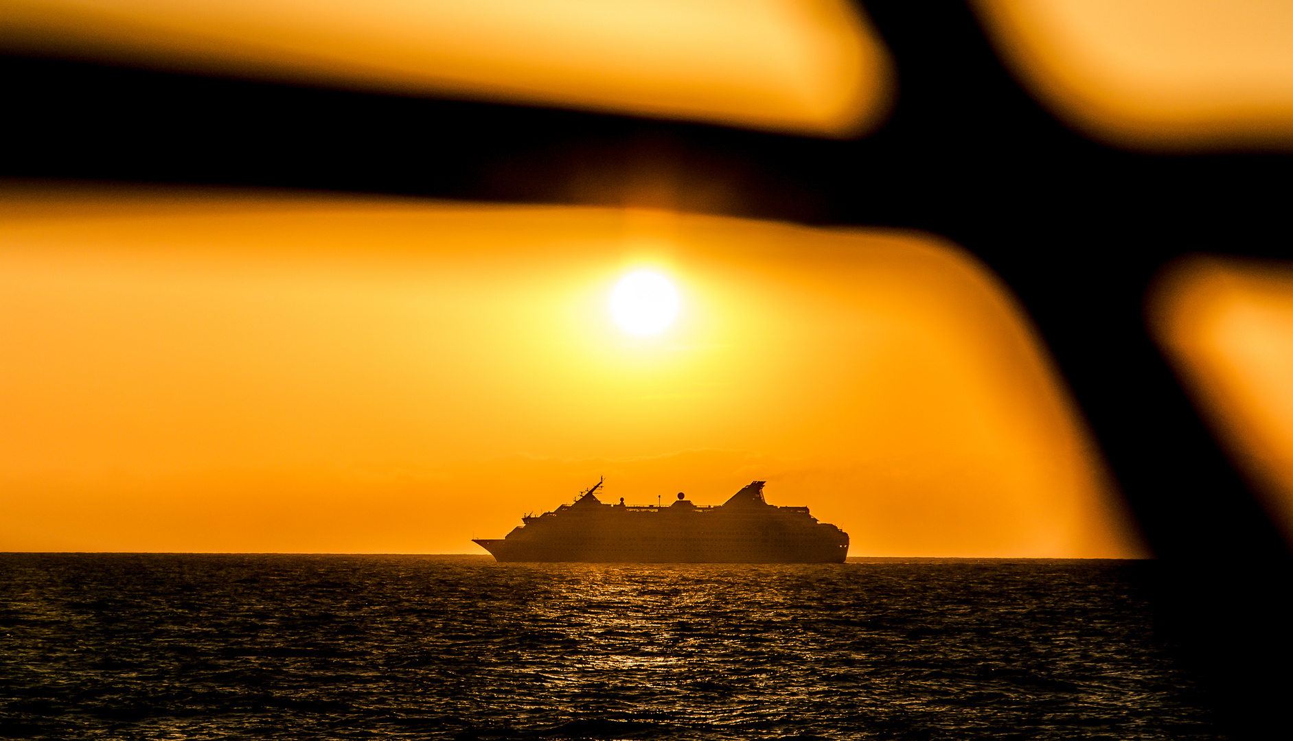 Kreuzfahrtschiff auf hoher See