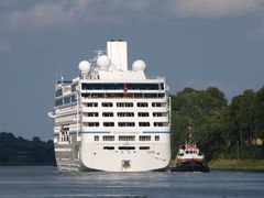 Kreuzfahrtschiff AZAMARA JOURNEY an Quarnbek Landwehr vorbei.