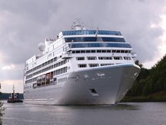 Kreuzfahrtschiff AZAMARA JOURNEY auf dem Nord-Ostsee-Kanal.