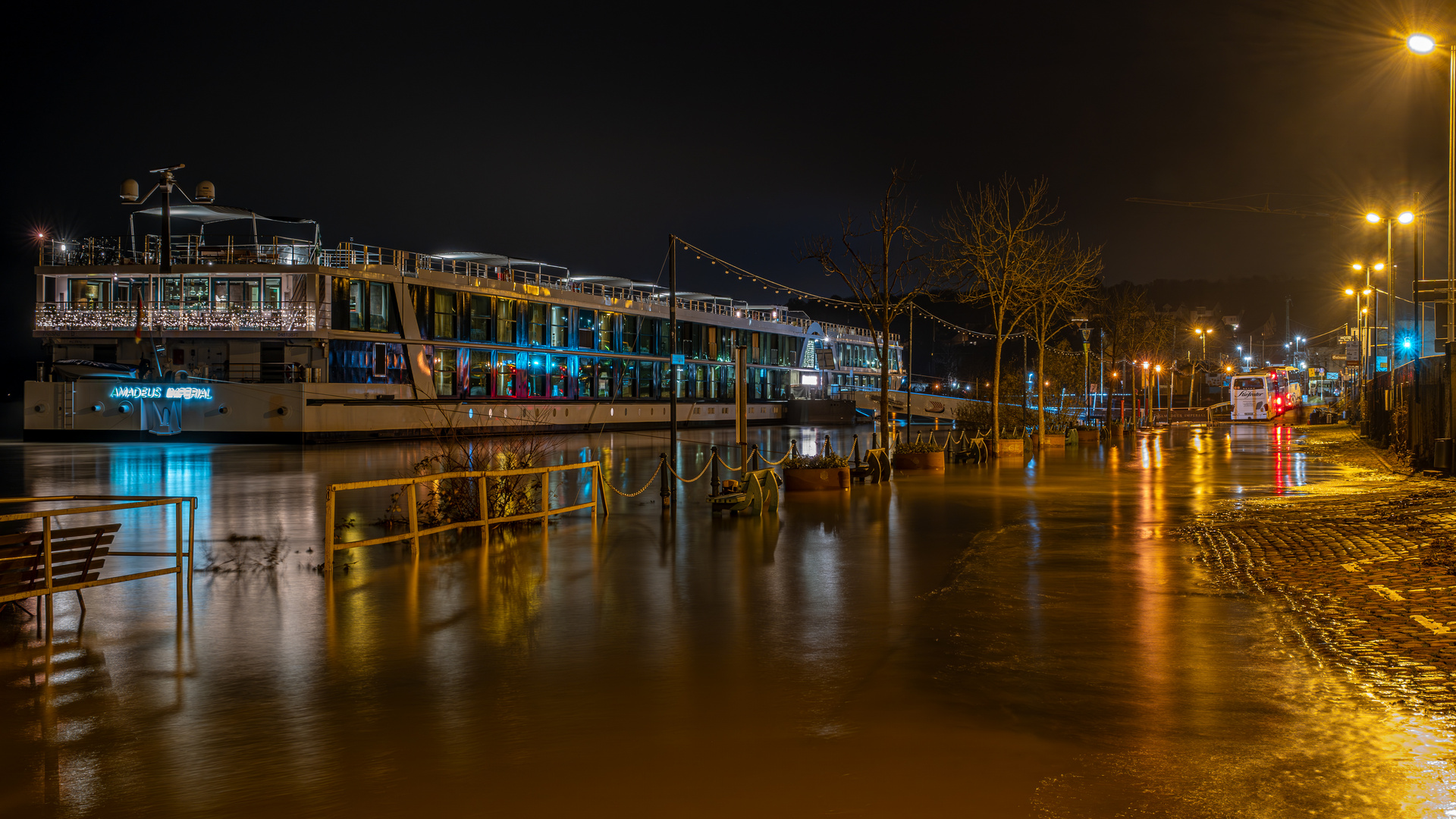 Kreuzfahrtschiff beim Hochwasser
