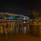 Kreuzfahrtschiff beim Hochwasser