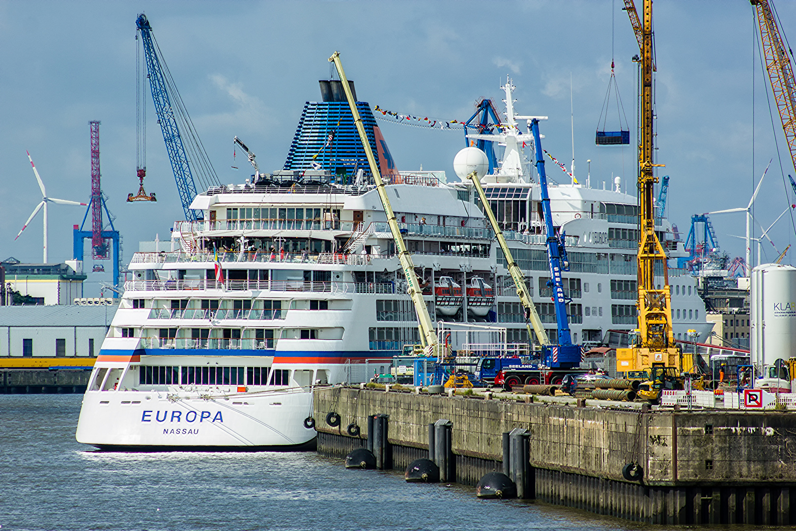 Kreuzfahrtschiff EUROPA in Hamburg ...