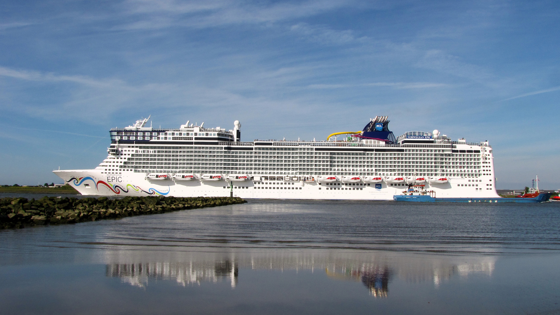 Kreuzfahrtschiff gespiegelt.