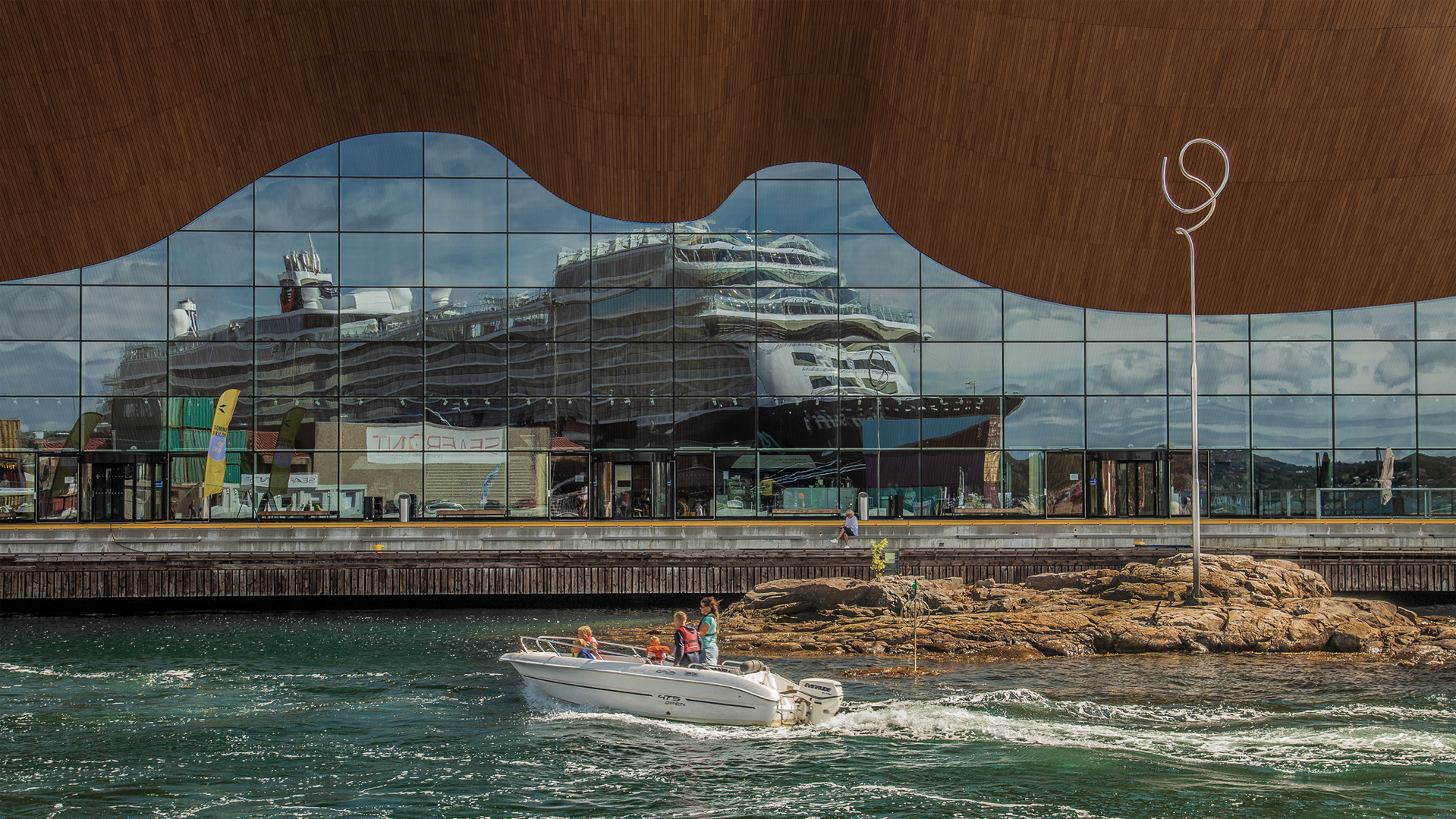 Kreuzfahrtschiff gespiegelt