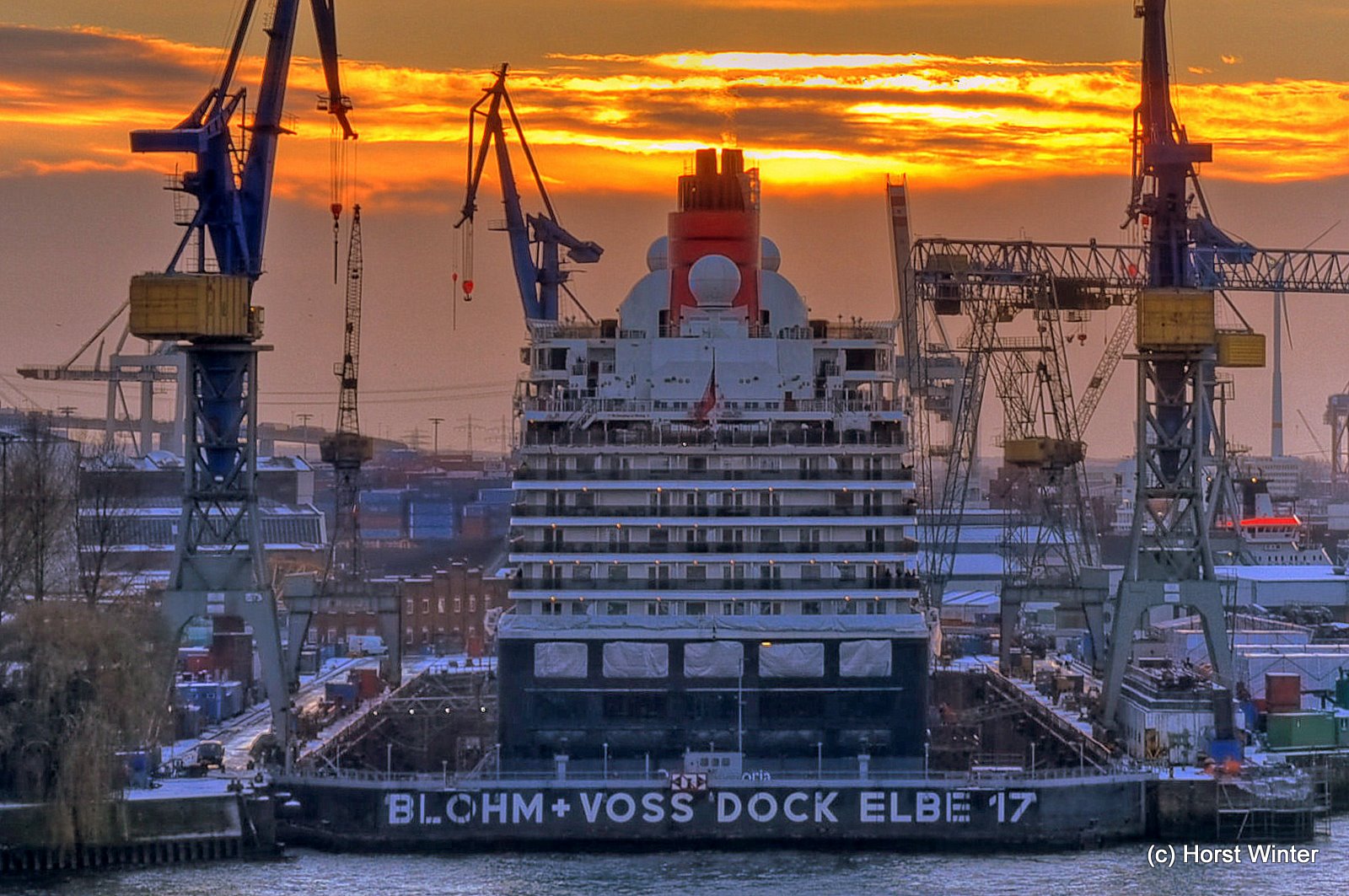 Kreuzfahrtschiff im Dock bei Sonnenuntergang