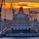 Kreuzfahrtschiff im Dock bei Sonnenuntergang