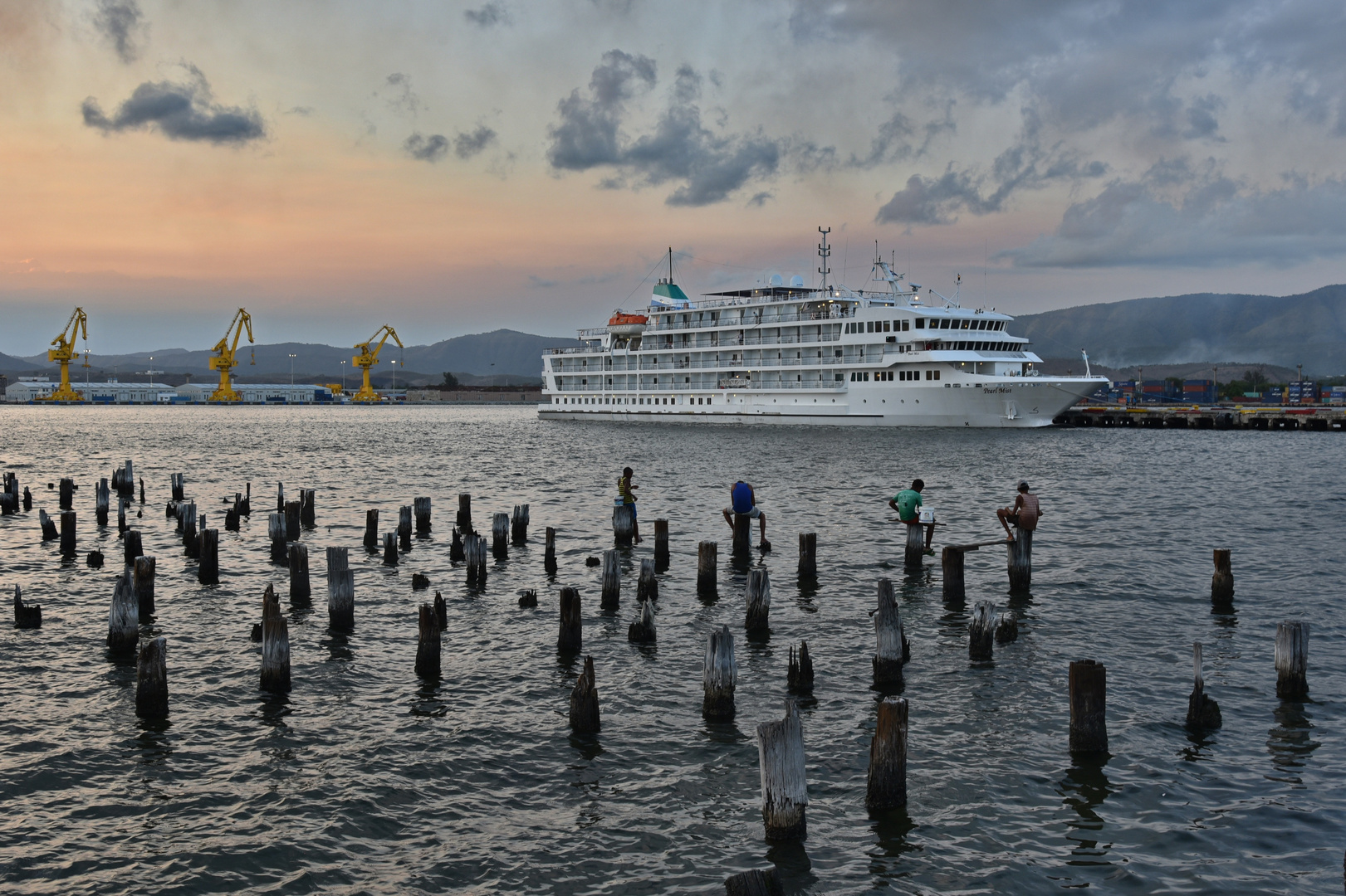 Kreuzfahrtschiff im Hafen