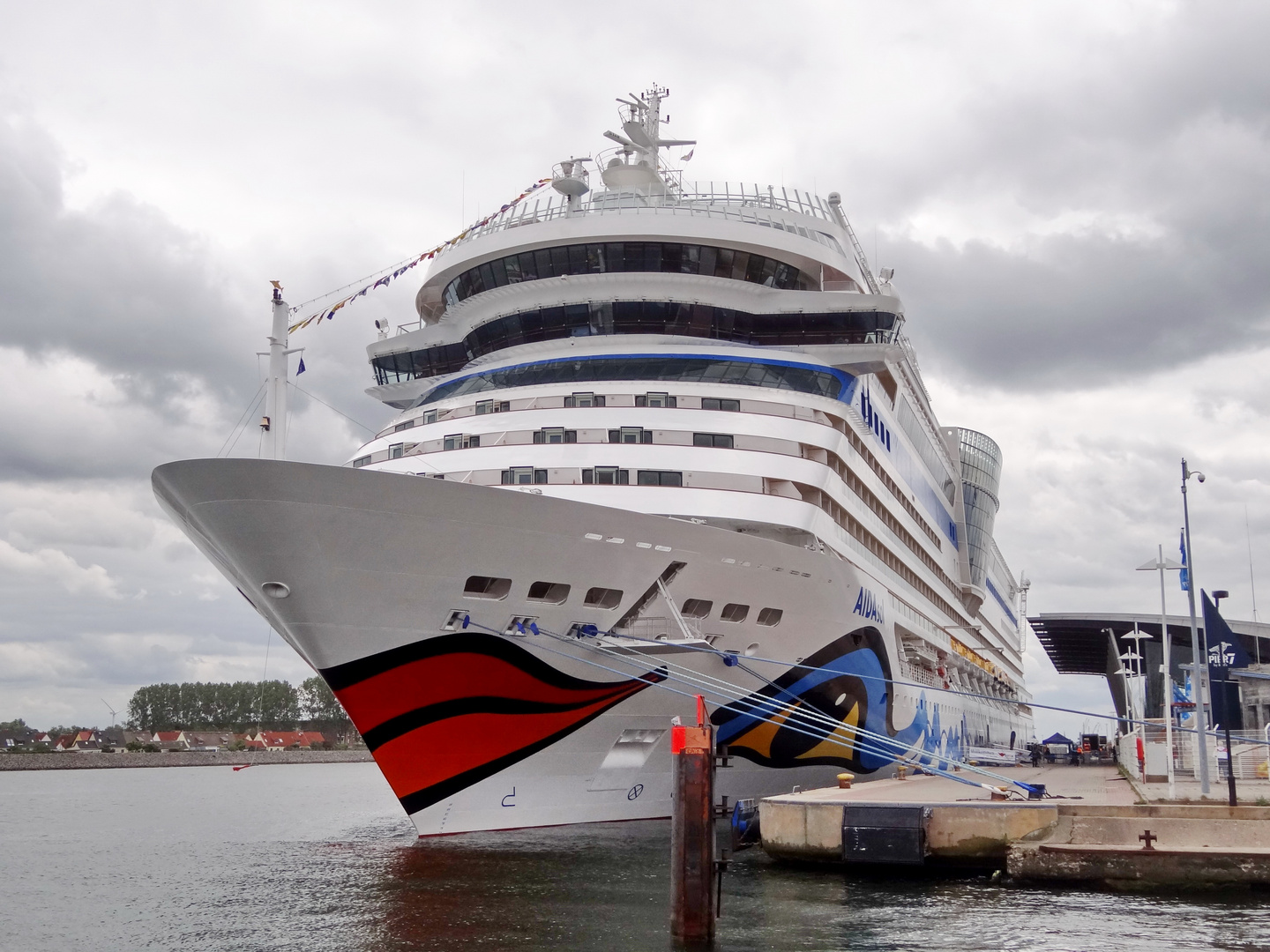 Kreuzfahrtschiff im Hafen