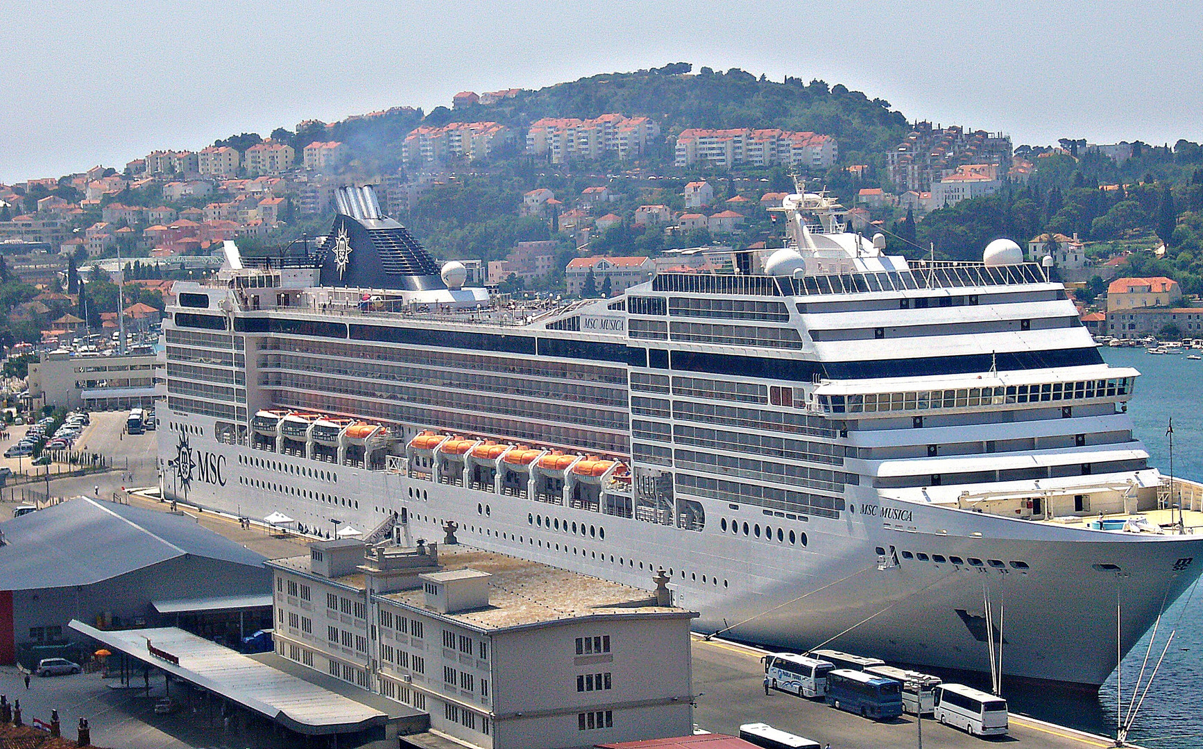 Kreuzfahrtschiff im Hafen von Dubrovnik