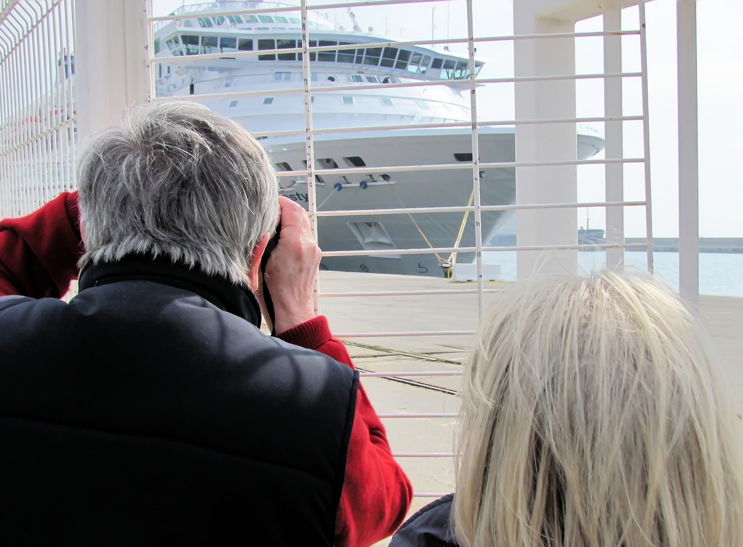 Kreuzfahrtschiff im Hafen von Marseille