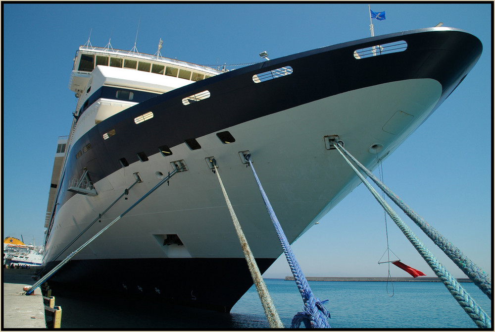 Kreuzfahrtschiff im Hafen von Rhodos