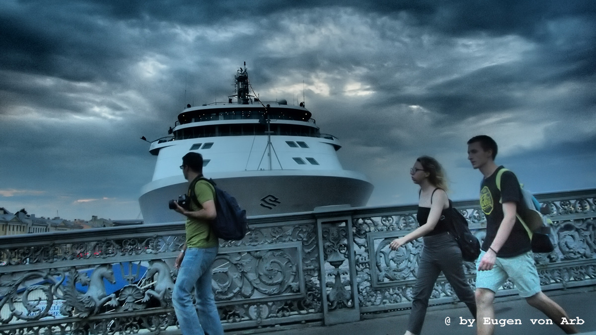 Kreuzfahrtschiff im Hafen von St. Petersburg