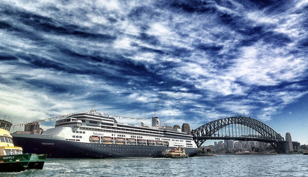 Kreuzfahrtschiff im Hafen von Sydney