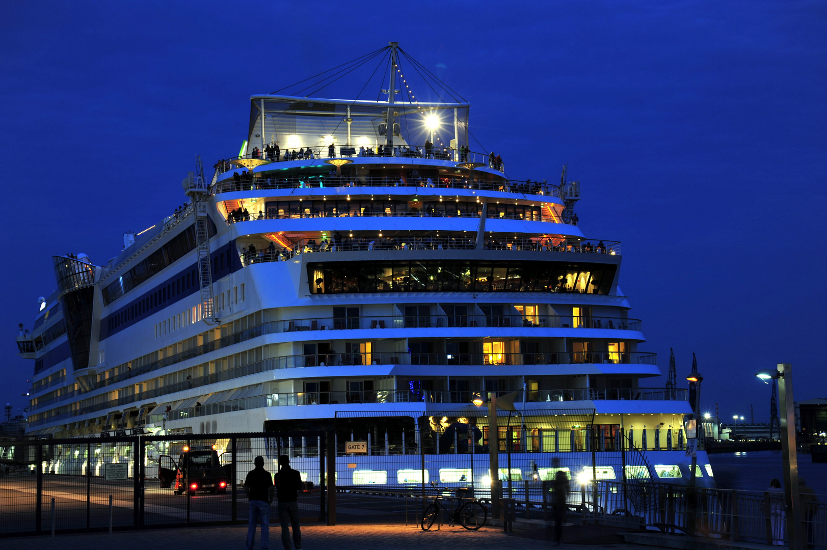 Kreuzfahrtschiff im Hamburger Hafen Foto & Bild schiffe und seewege, motorschiffe, verkehr Kreuzfahrtschiff im Hamburger Hafen Foto & Bild schiffe und seewege, motorschiffe, verkehr