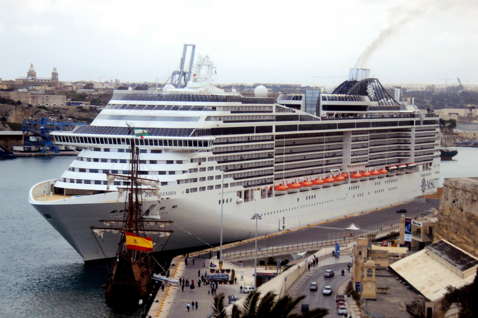 Kreuzfahrtschiff im Marsamxett-Harbour (Valletta/Malta)