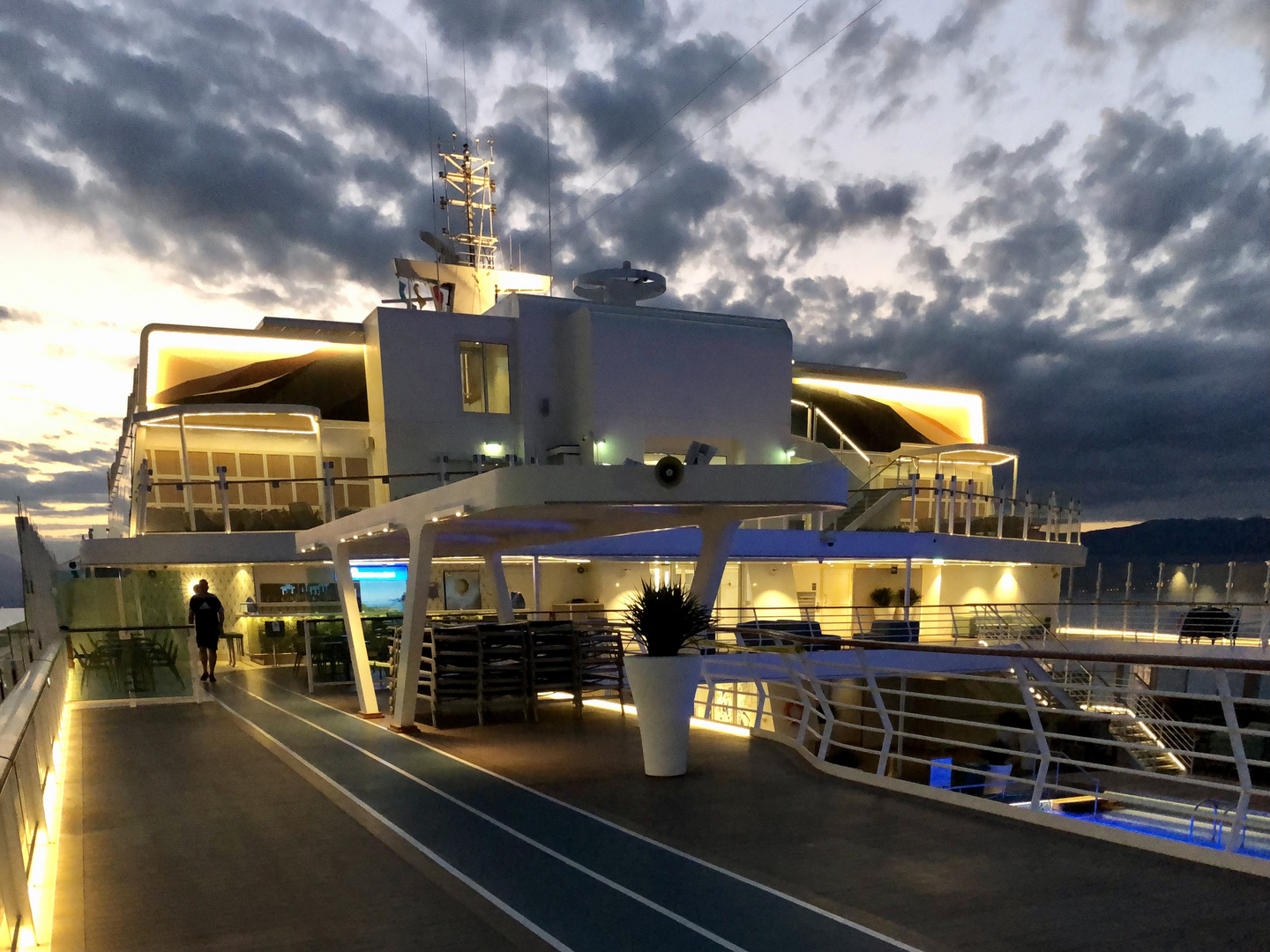 Kreuzfahrtschiff im Morgengrauen - Laufstrecke für Unermüdliche