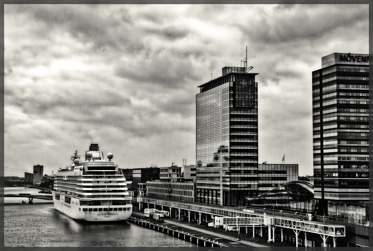 Kreuzfahrtschiff in Amsterdamm