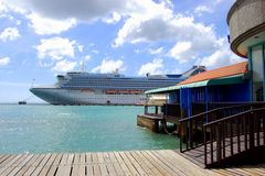 Kreuzfahrtschiff in Aruba