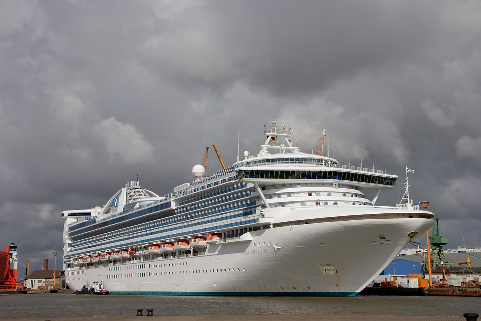 Kreuzfahrtschiff in Bremerhaven